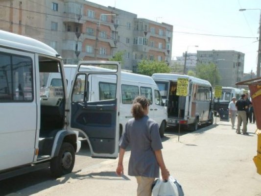 Accidentată în microbuz: s-a dezechilibrat şi a căzut din pricina unei frâne bruşte